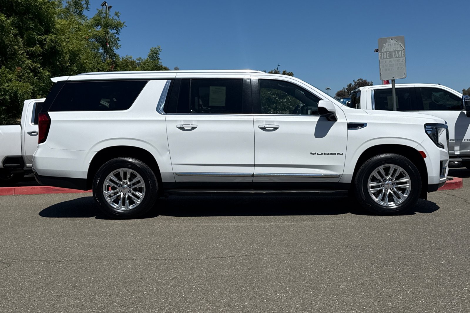 Used 2023 GMC Yukon XL SLT AWD/4WD image 3