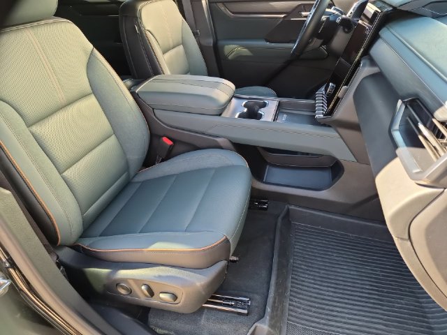 Used 2026 GMC Acadia AT4 w/ Luxury Package AWD/4WD image 31