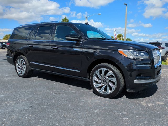 Used 2024 Lincoln Navigator L 4WD image 2