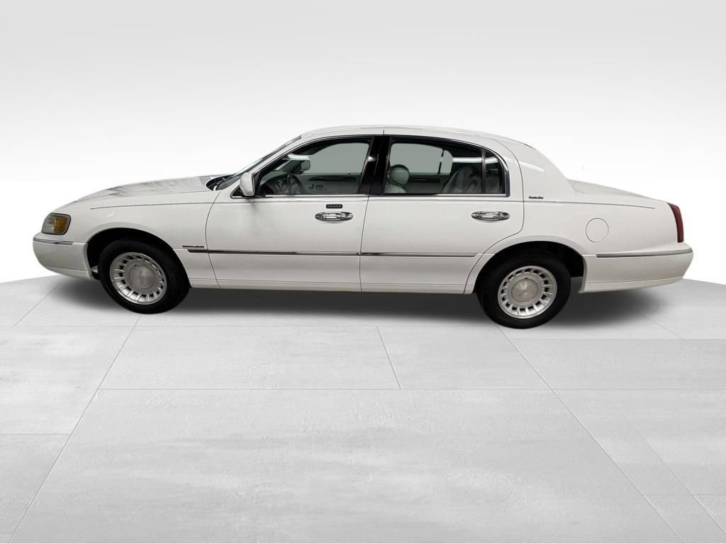 Used 2000 Lincoln Town Car Executive RWD image 3