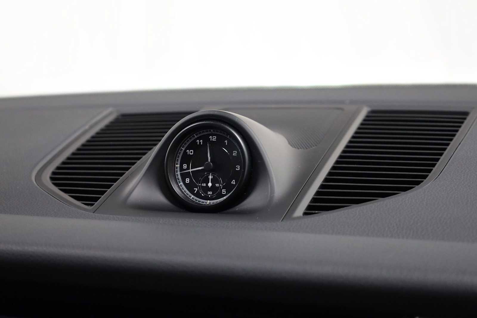 Certified 2024 Porsche Macan AWD/4WD image 23