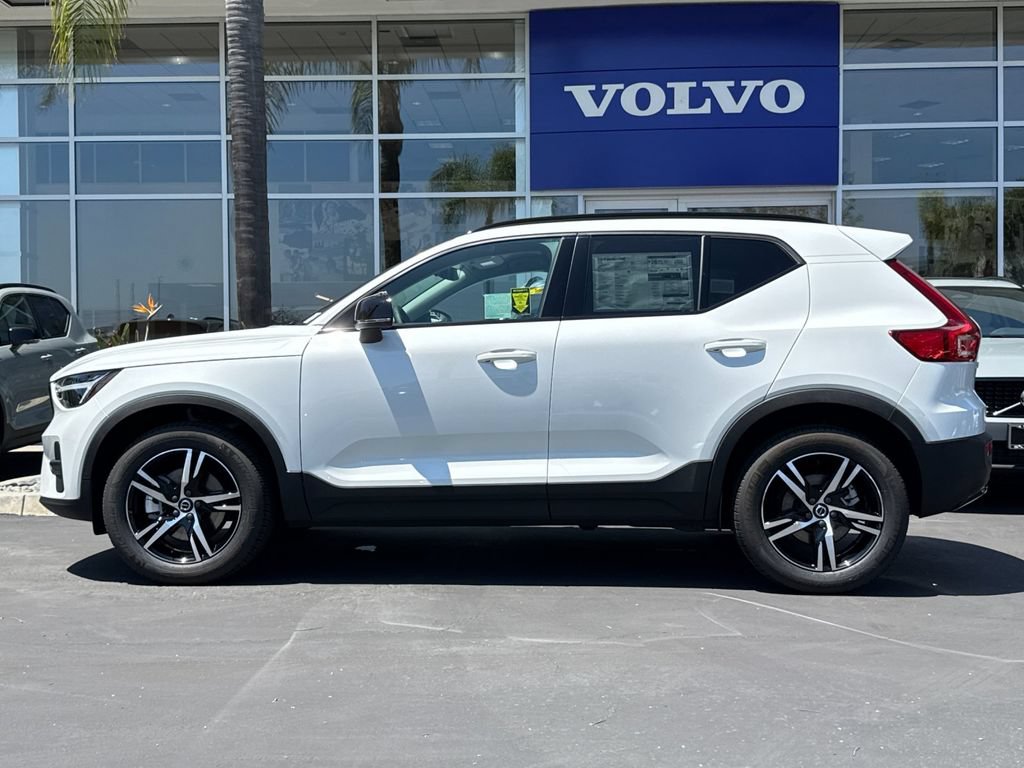 New 2026 Volvo XC40 B5 Core w/ Climate Package AWD/4WD image 2