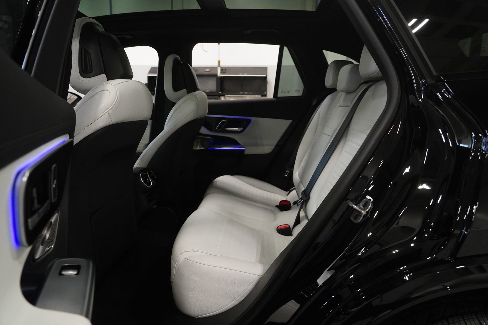 Used 2025 Mercedes-Benz GLC 350e 4MATIC image 14