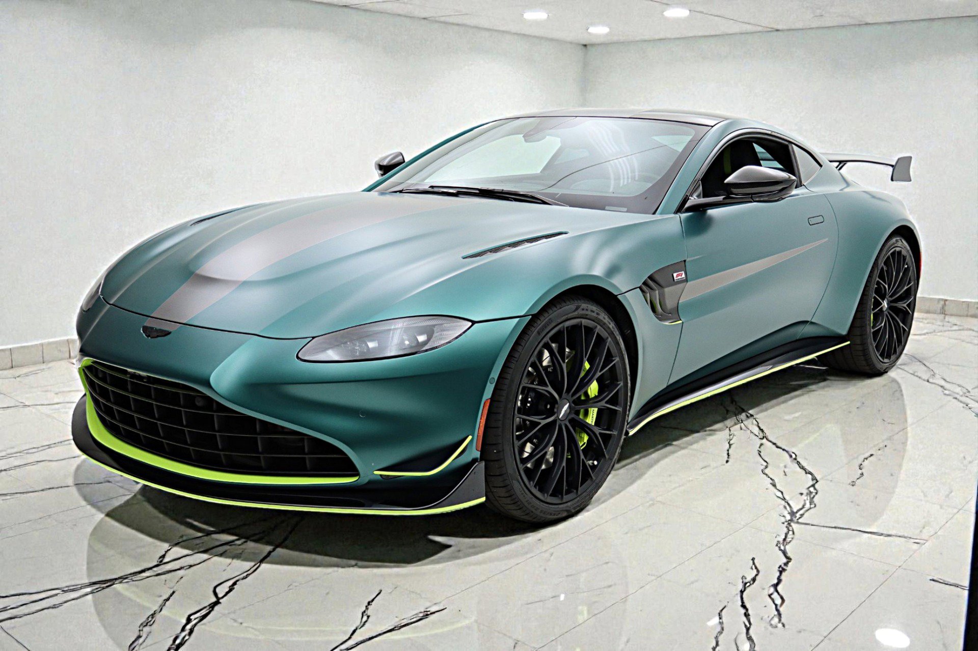 Used 2023 Aston Martin V8 Vantage Coupe image 2