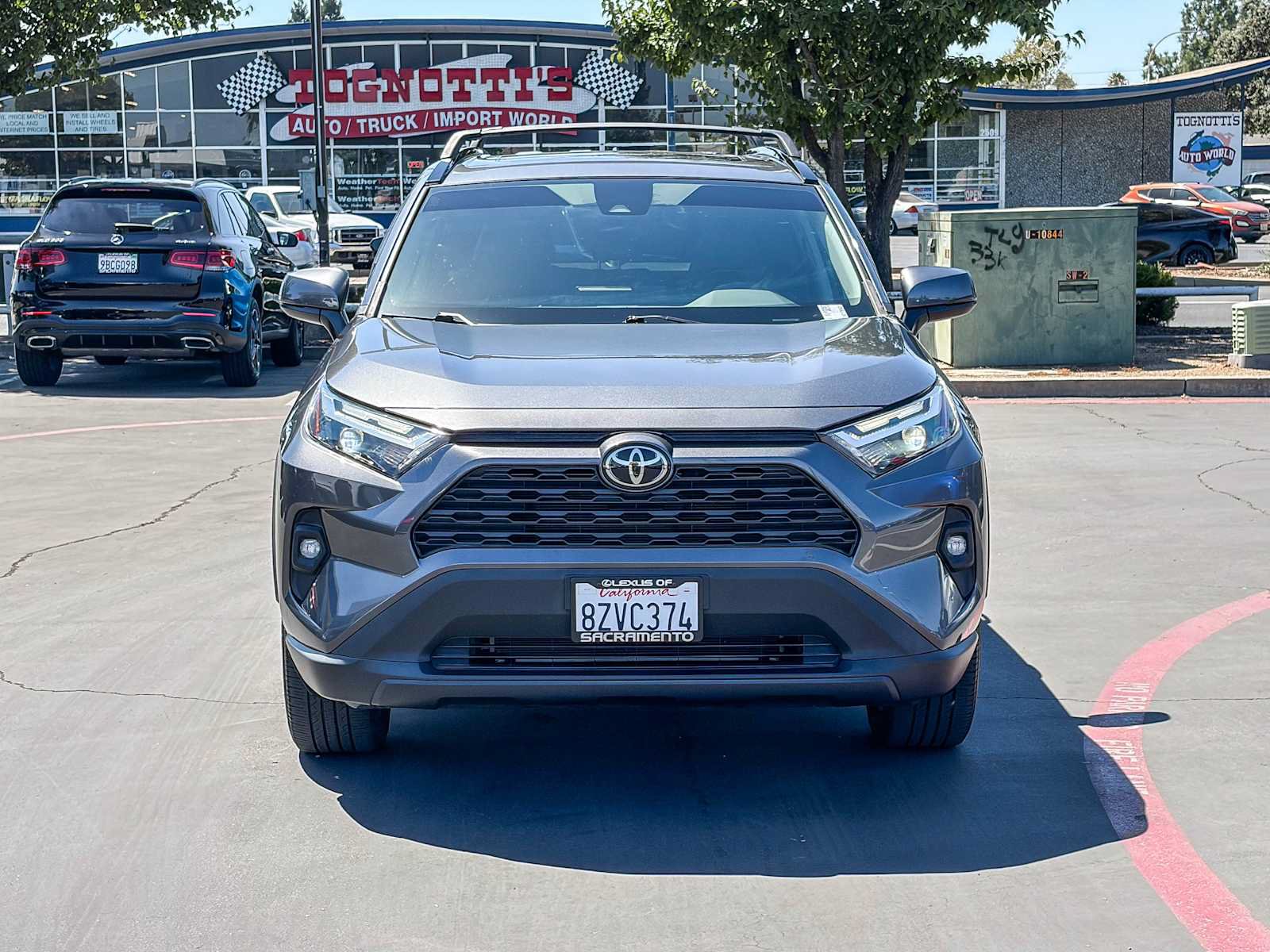 Used 2022 Toyota RAV4 XLE Premium w/ Carpet Mat Package (TMS) FWD image 6