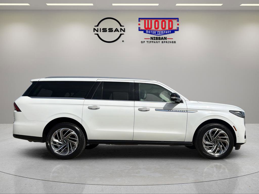 Used 2025 Lincoln Navigator Black Label AWD/4WD image 2