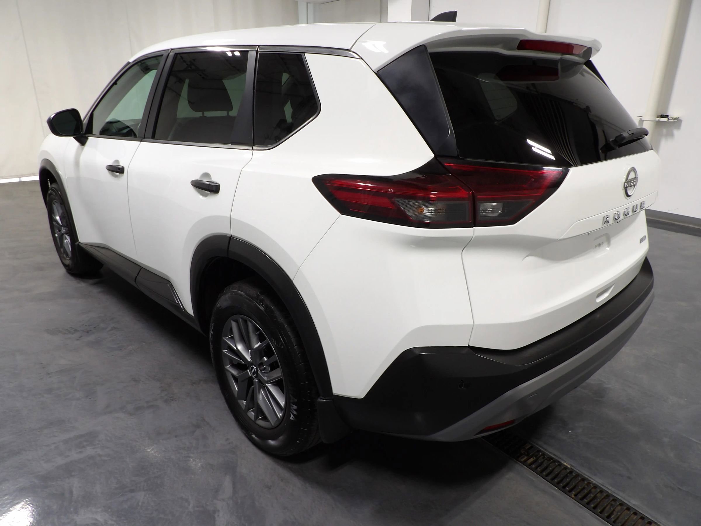 Used 2022 Nissan Rogue S AWD/4WD image 7
