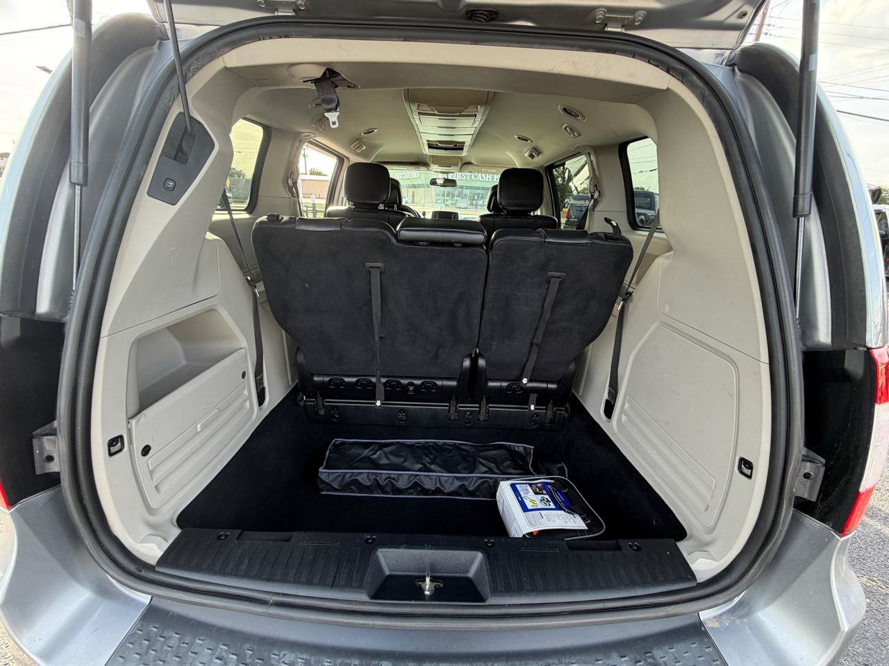 Used 2015 Chrysler Town & Country Touring FWD image 16