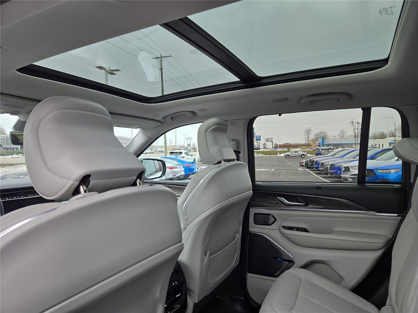 Used 2022 Jeep Grand Cherokee Overland w/ Luxury Tech Group IV image 26