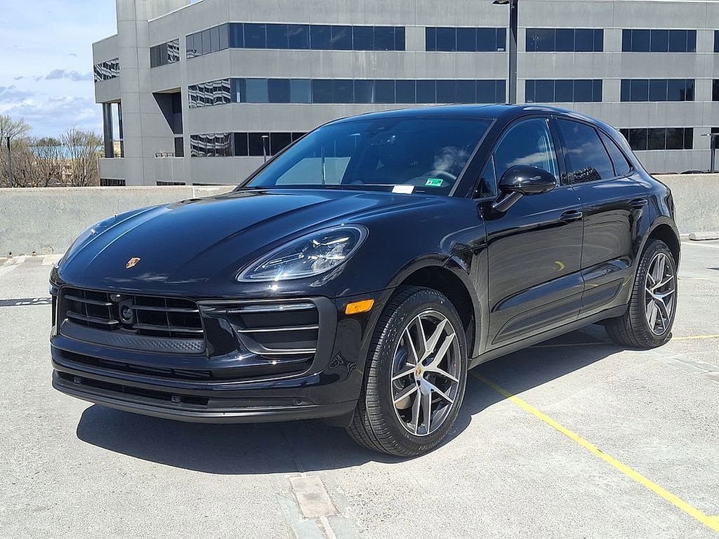 Certified 2025 Porsche Macan image 1