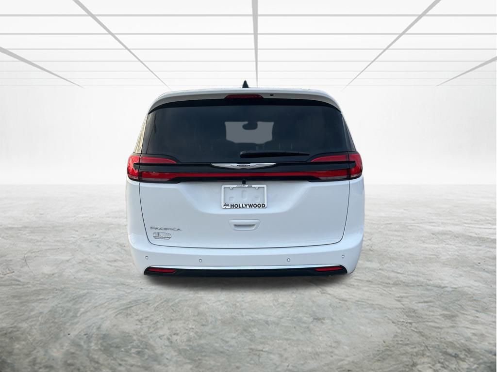 New 2026 Chrysler Pacifica Select image 5
