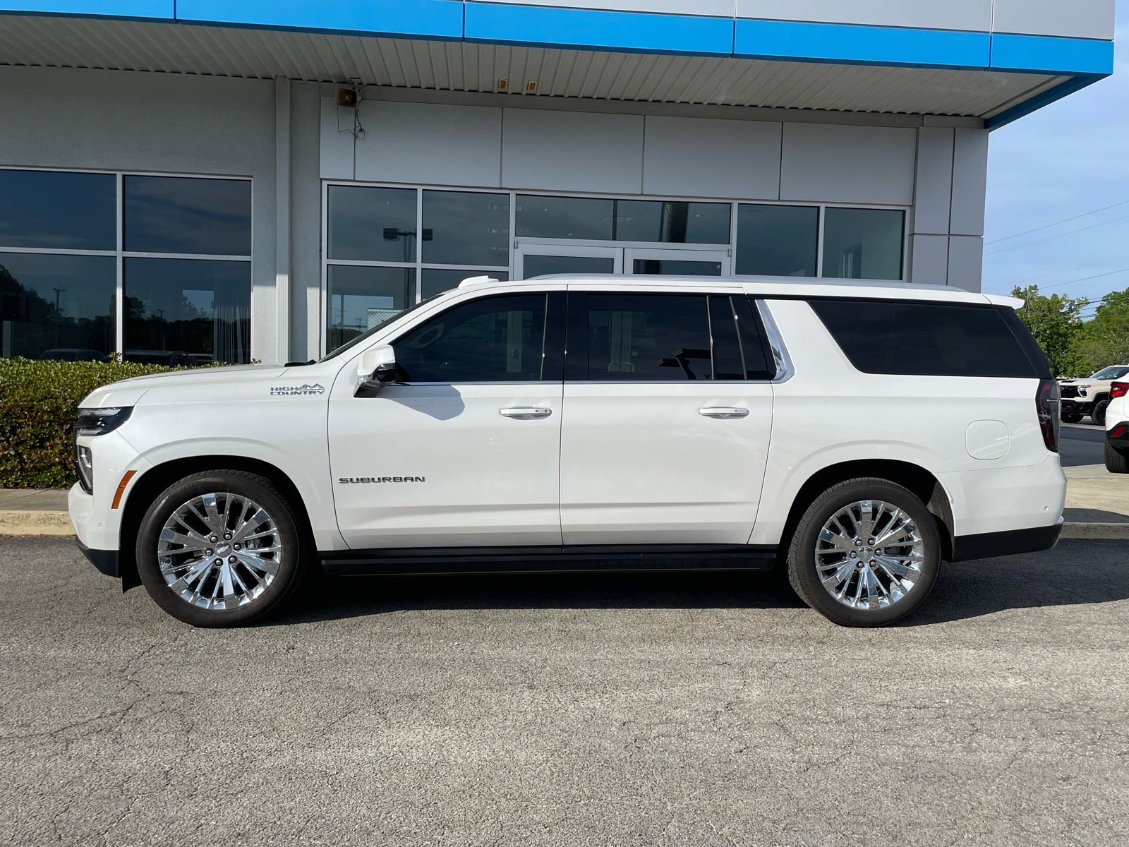 Used 2025 Chevrolet Suburban High Country image 2