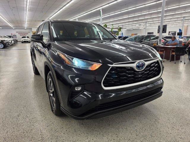 Used 2024 Toyota Highlander XLE AWD/4WD image 4