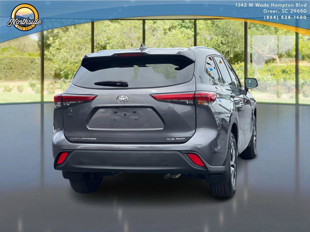 Used 2021 Toyota Highlander XLE AWD/4WD image 3