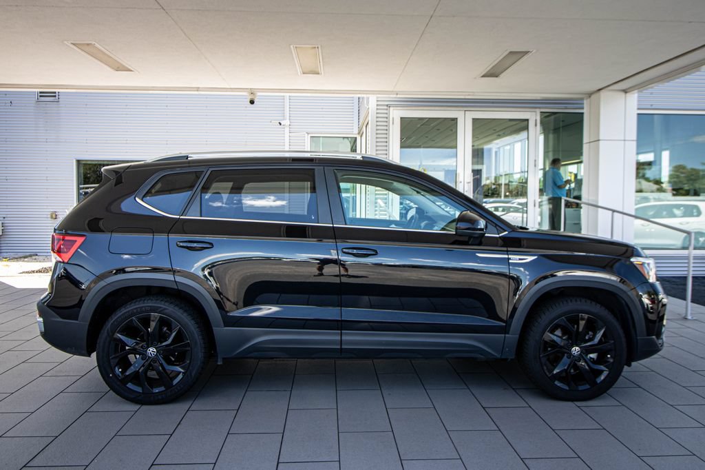 Used 2022 Volkswagen Taos SE FWD image 3