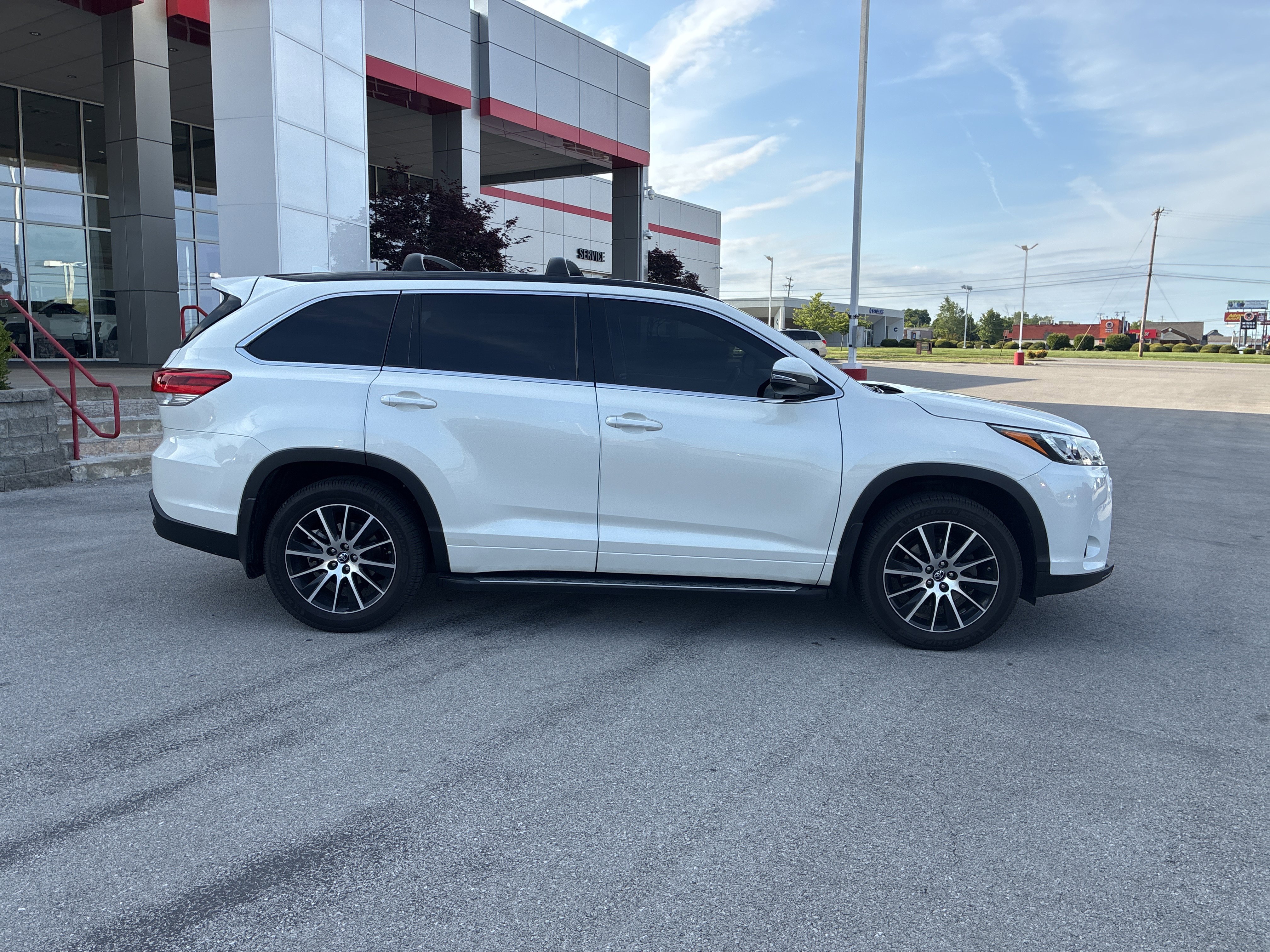 Used 2017 Toyota Highlander SE AWD/4WD image 4