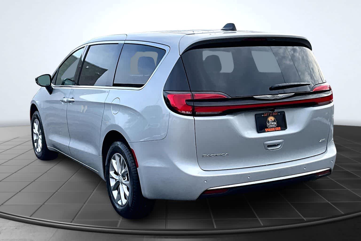 New 2026 Chrysler Pacifica Select AWD/4WD image 4