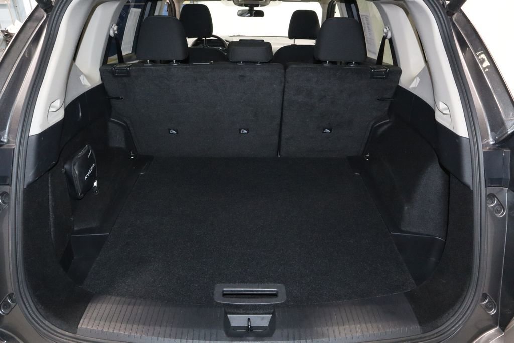 Certified 2025 Nissan Rogue SV image 18