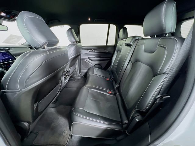 Used 2024 Jeep Grand Cherokee Altitude RWD image 23