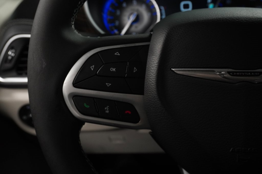 New 2023 Chrysler Pacifica Limited w/ Uconnect Theater Family Group image 28