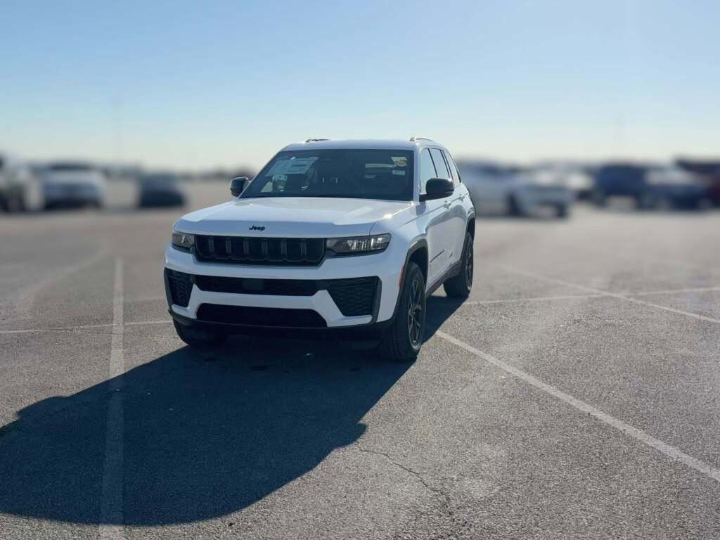New 2026 Jeep Grand Cherokee Altitude image 3