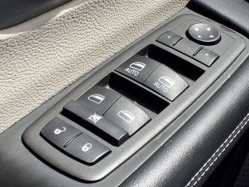 Used 2023 Chrysler Pacifica Touring-L FWD image 19
