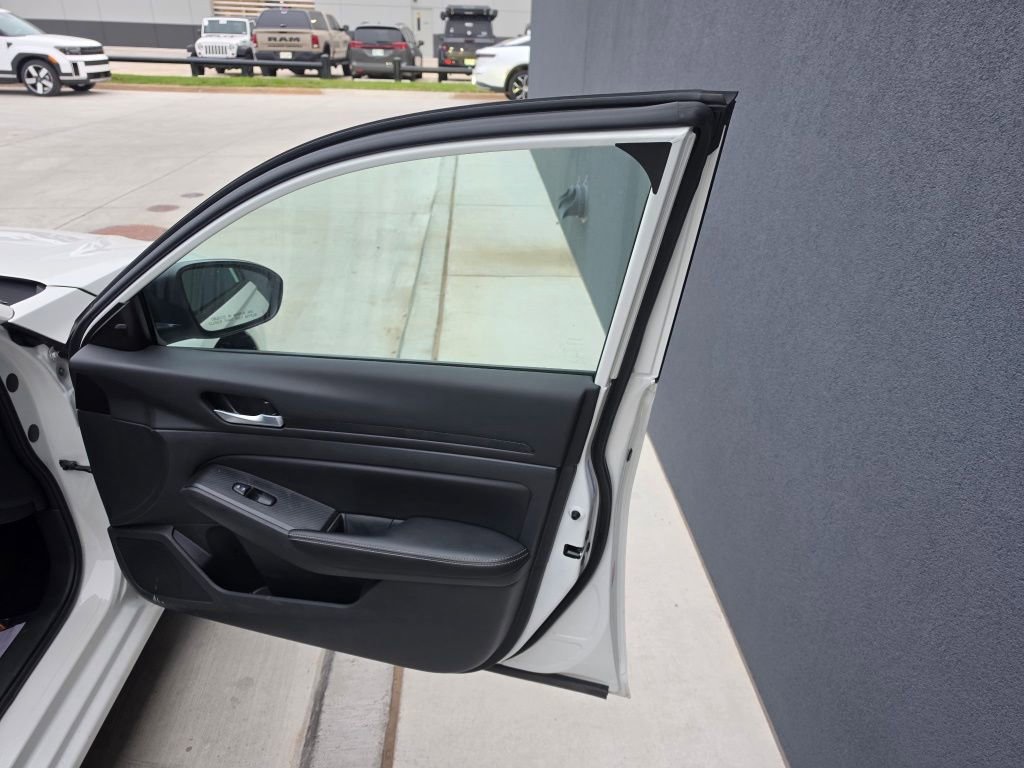 Used 2025 Nissan Altima 2.5 SV image 15