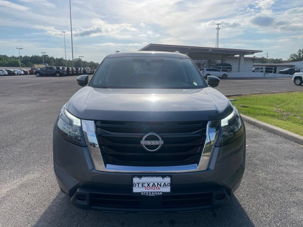 Used 2024 Nissan Pathfinder SV FWD image 2