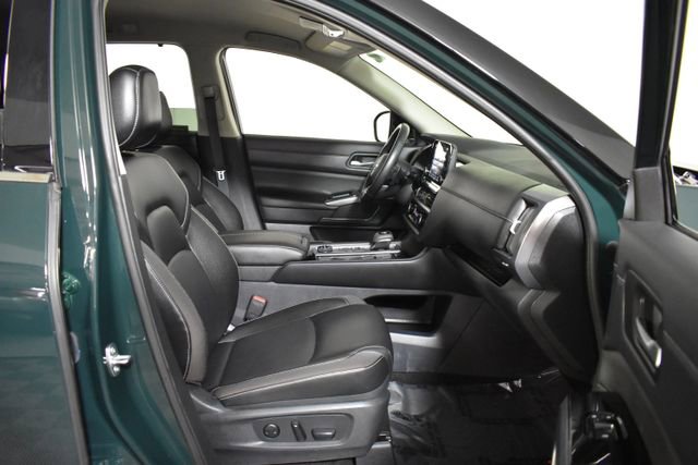 Certified 2024 Nissan Pathfinder SL w/ Black Appearance Package image 39