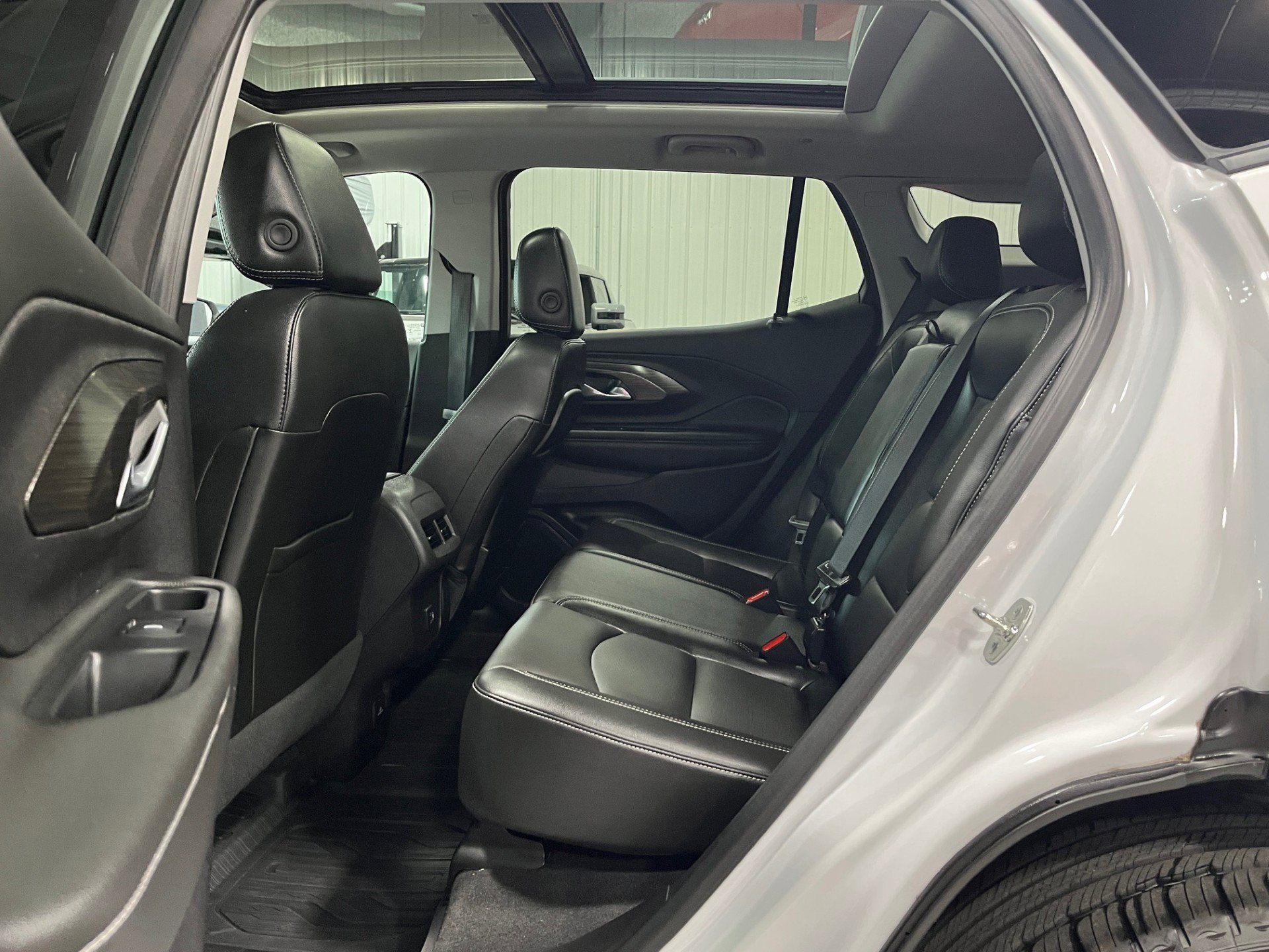 Certified 2024 GMC Terrain SLT w/ Infotainment Package II image 9