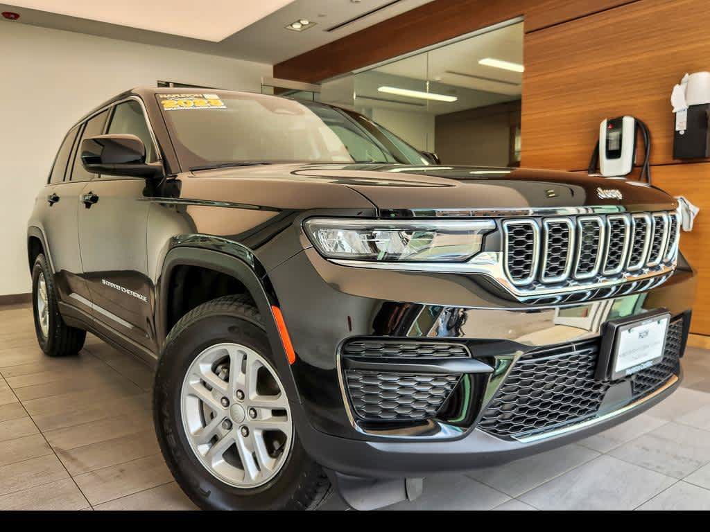 Used 2023 Jeep Grand Cherokee Laredo AWD/4WD video 1