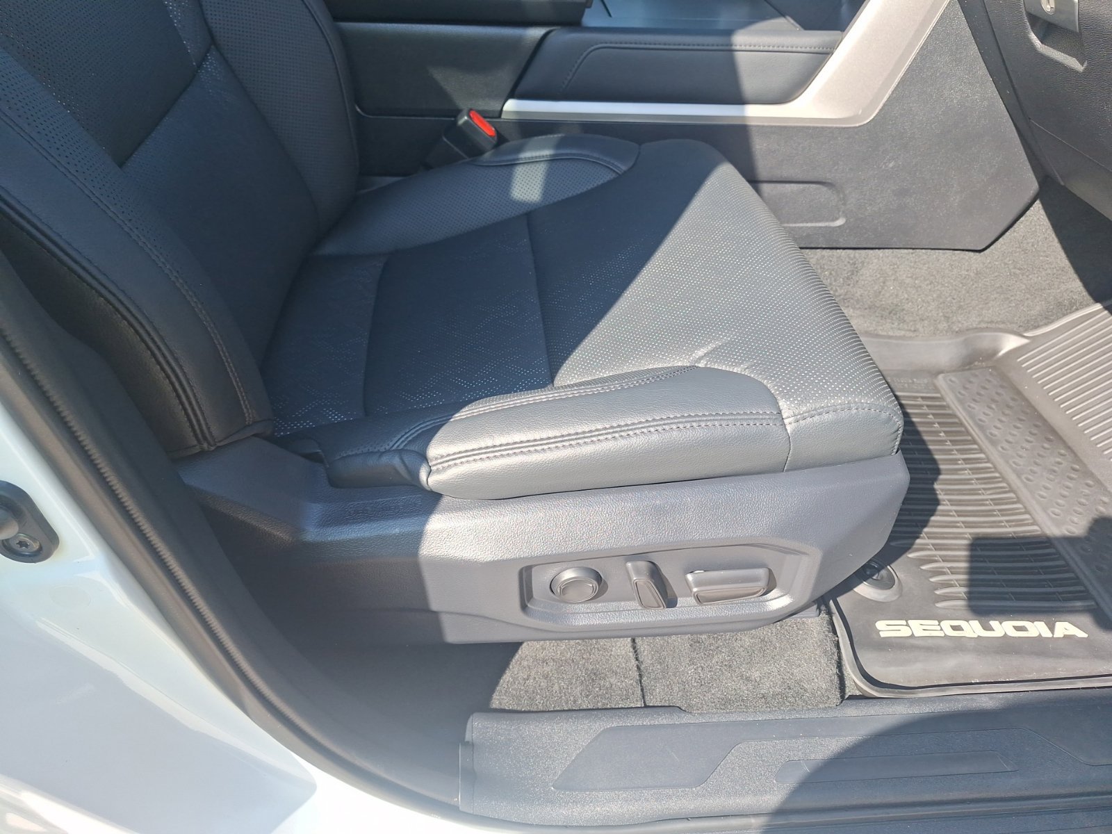 Used 2025 Toyota Sequoia Limited AWD/4WD image 32