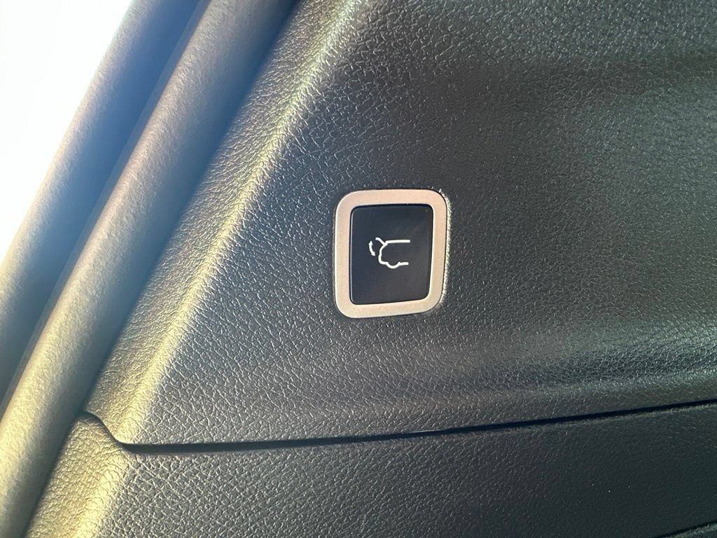 Used 2025 Chrysler Pacifica Select FWD image 9