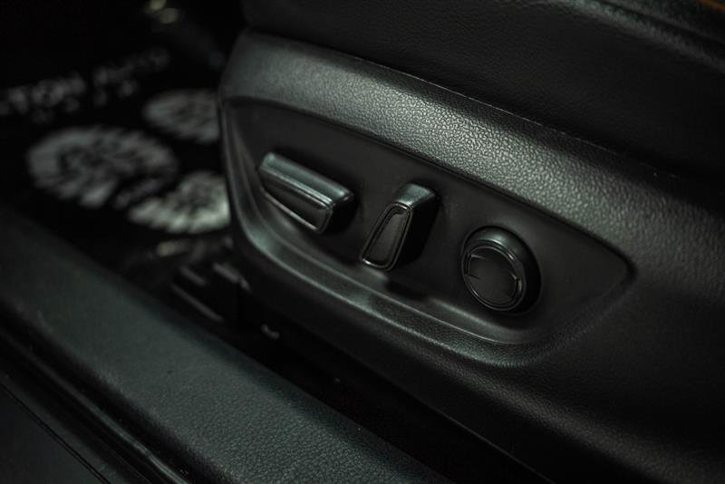 Used 2020 Toyota Camry SE w/ Carpet Mat Package image 14