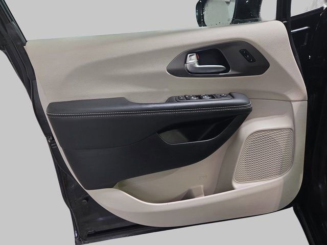 Used 2024 Chrysler Pacifica Touring-L image 29