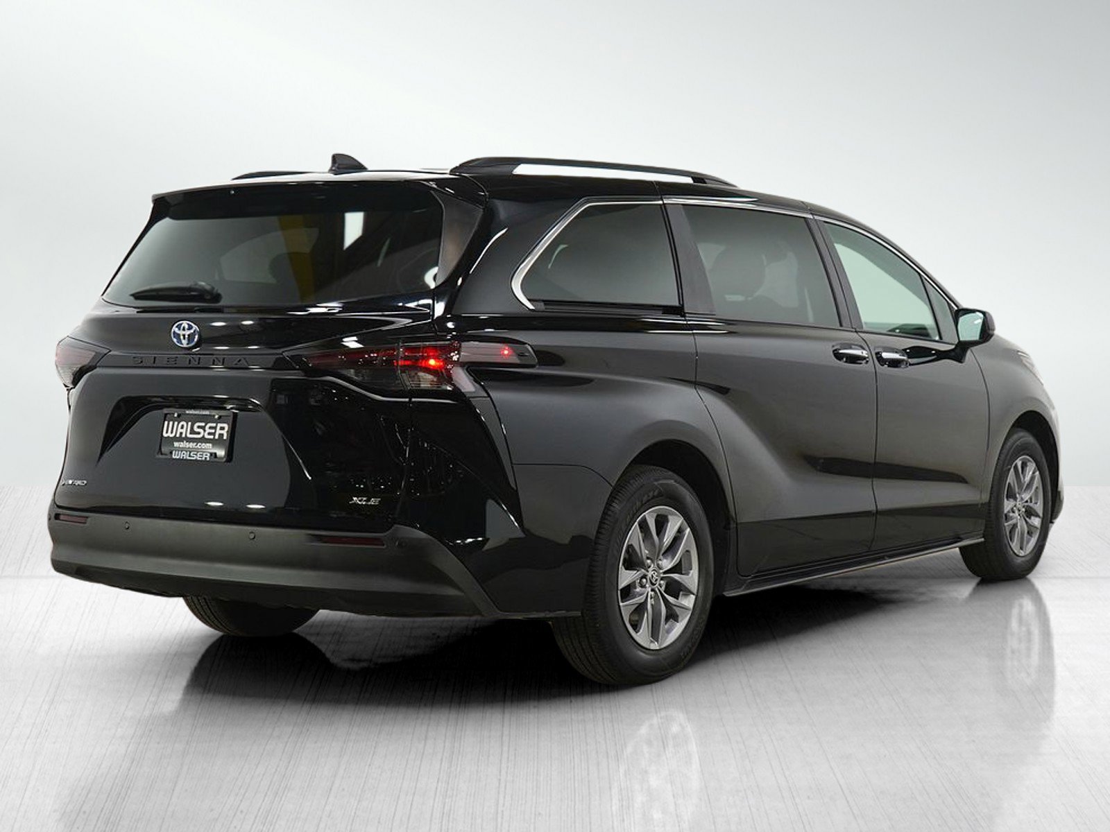 Used 2025 Toyota Sienna XLE w/ XLE Plus Package AWD/4WD image 5