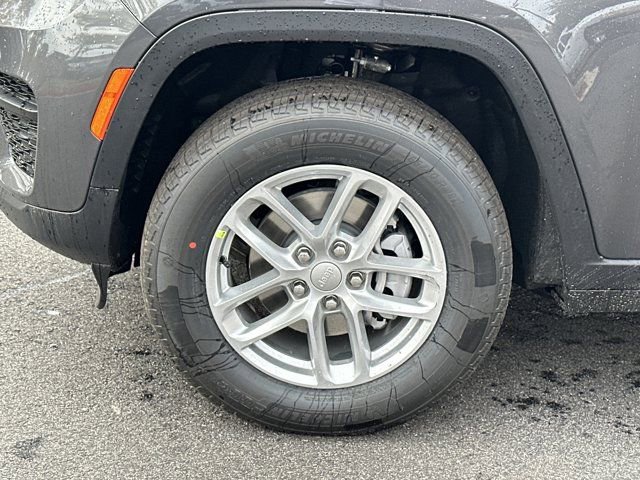 New 2025 Jeep Grand Cherokee Laredo image 11