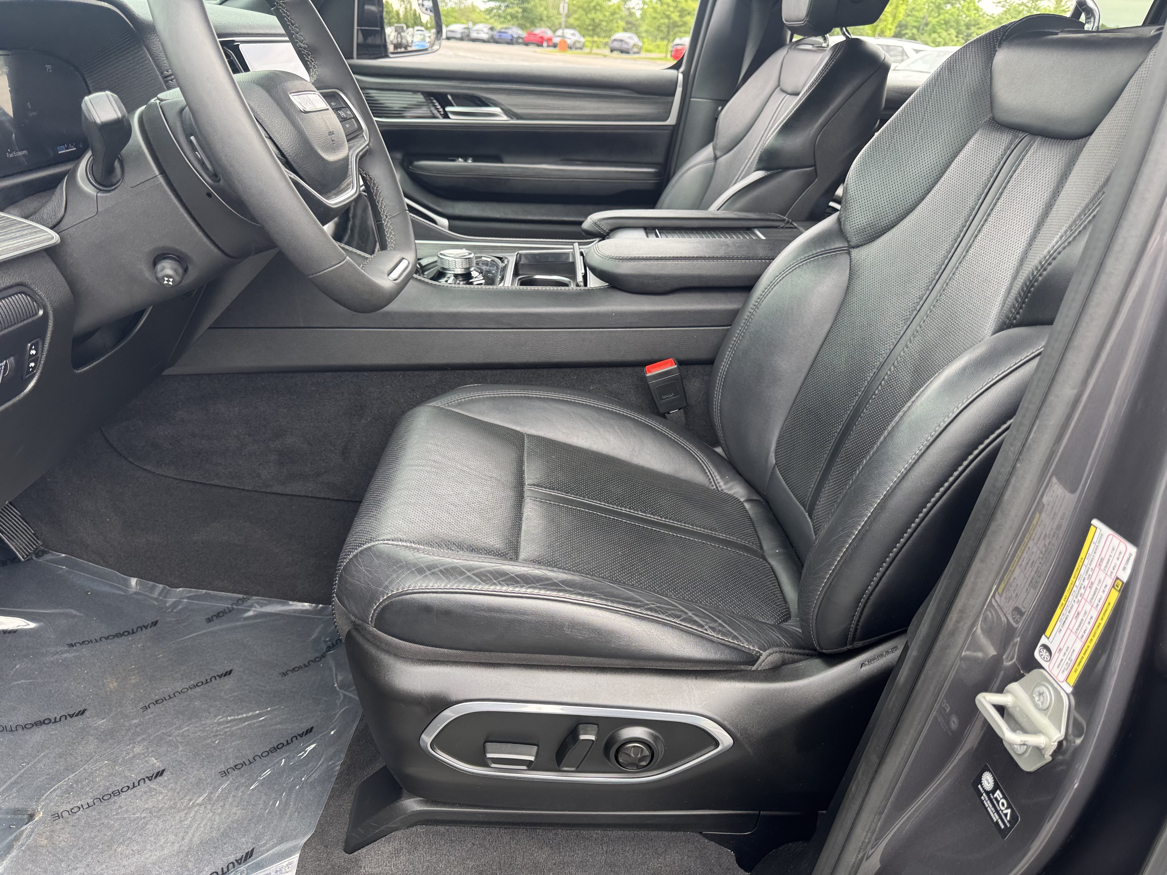 Used 2024 Jeep Wagoneer L Series III w/ Flexible Seating Group AWD/4WD image 33