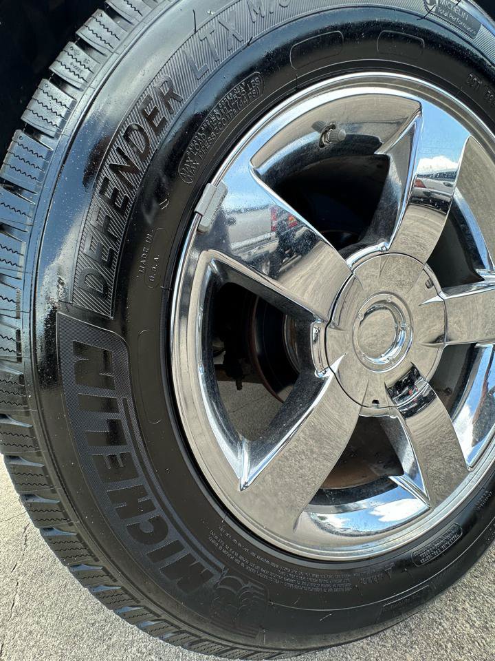 Used 2006 Chevrolet Suburban LTZ w/ Preferred Equipment Group AWD/4WD image 18