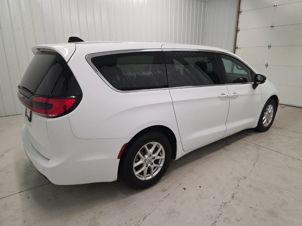 Used 2025 Chrysler Pacifica Select FWD image 6