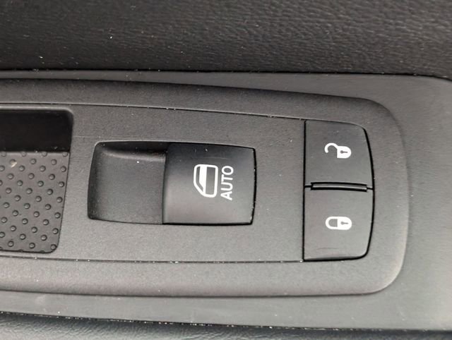 Used 2025 Chrysler Pacifica Select image 34