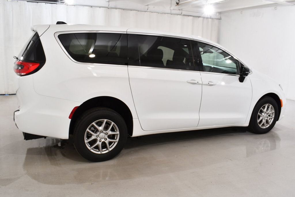 Used 2026 Chrysler Pacifica Select FWD image 12