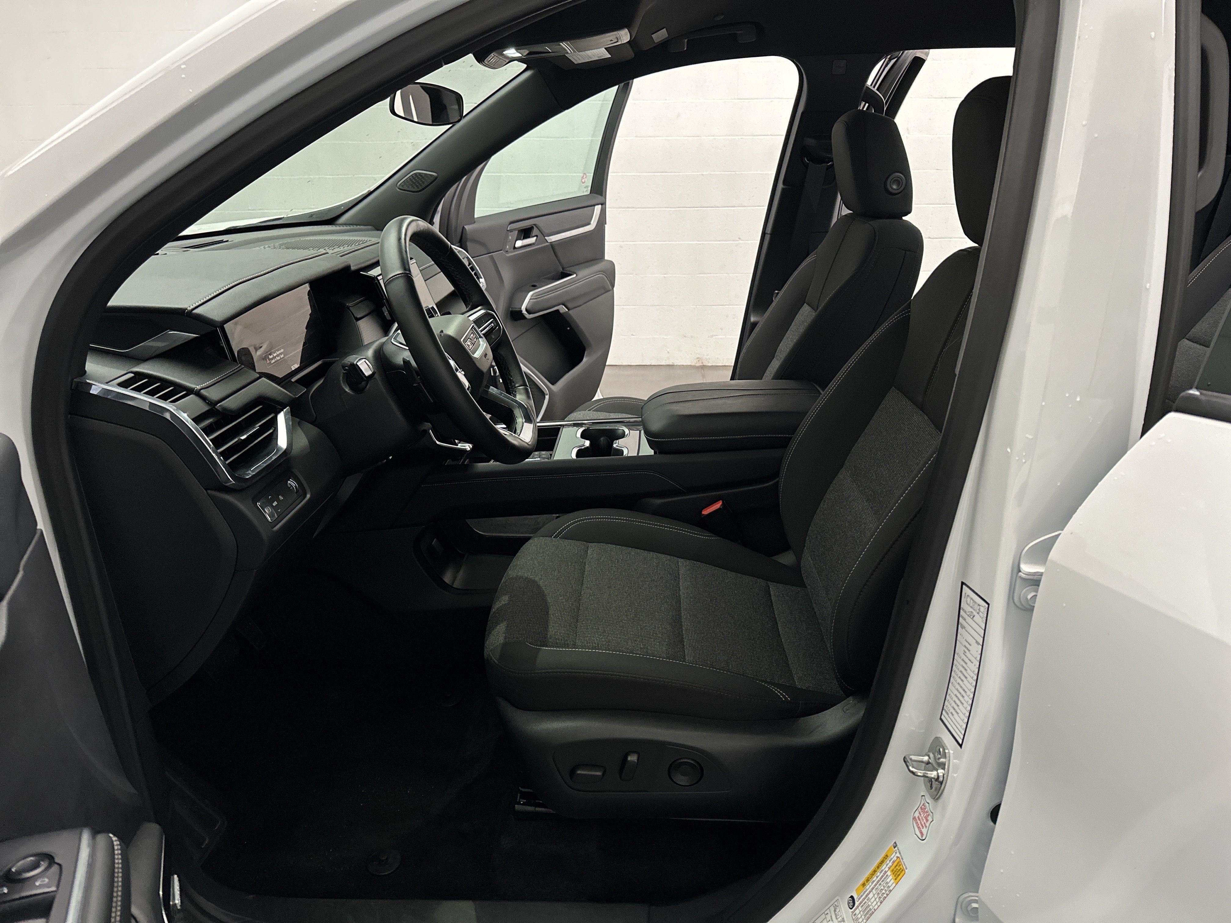 Used 2025 GMC Acadia Elevation FWD image 17