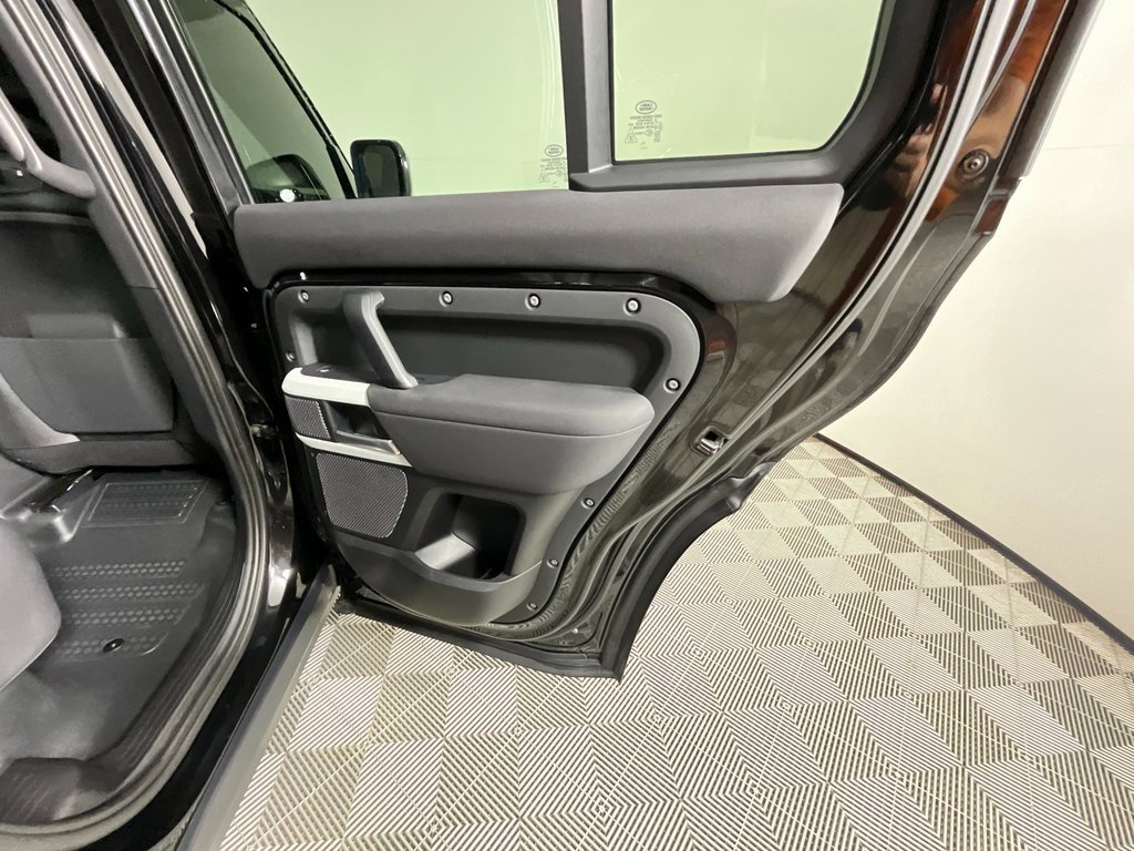 Used 2021 Land Rover Defender 110 SE image 25