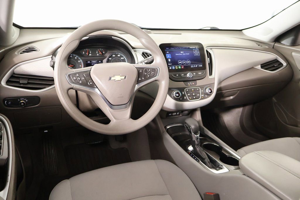 Used 2024 Chevrolet Malibu LT image 2