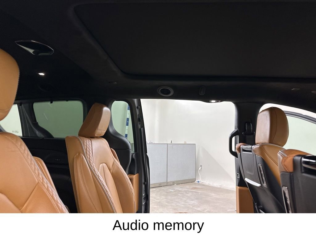 Used 2023 Chrysler Pacifica Pinnacle w/ Trailer Tow Group image 24