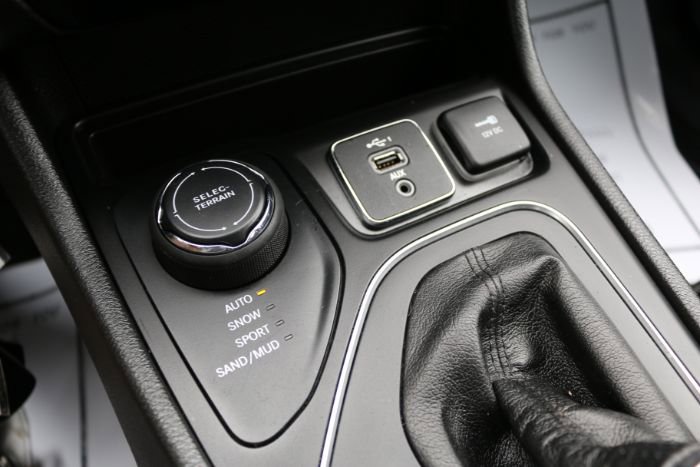 Used 2021 Jeep Cherokee Latitude image 3