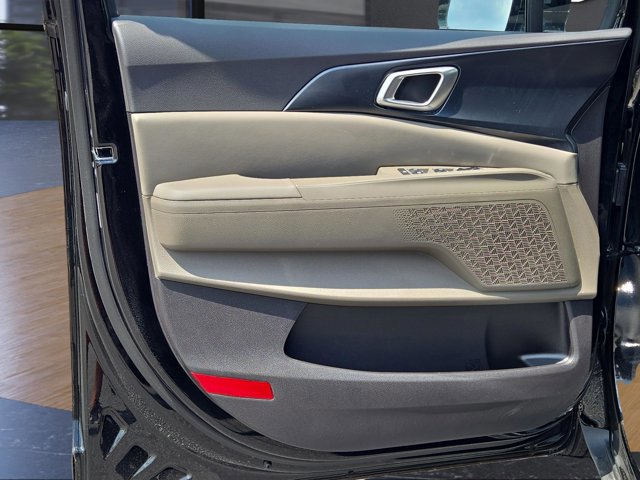 Used 2025 Kia Carnival FWD image 19