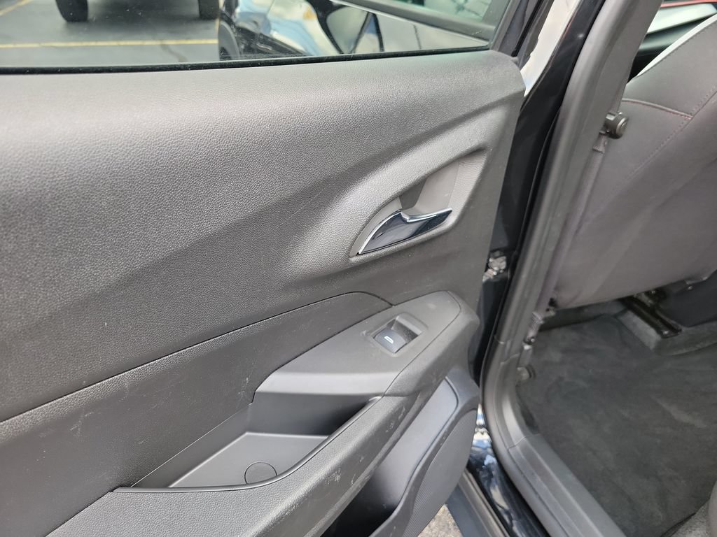 Used 2024 Chevrolet Trax RS w/ Sunroof Package FWD image 18