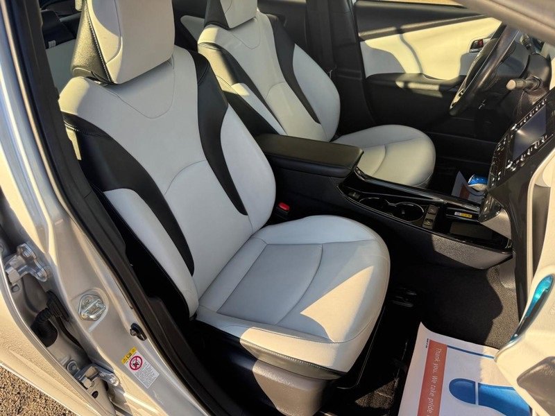 Used 2022 Toyota Prius XLE image 11